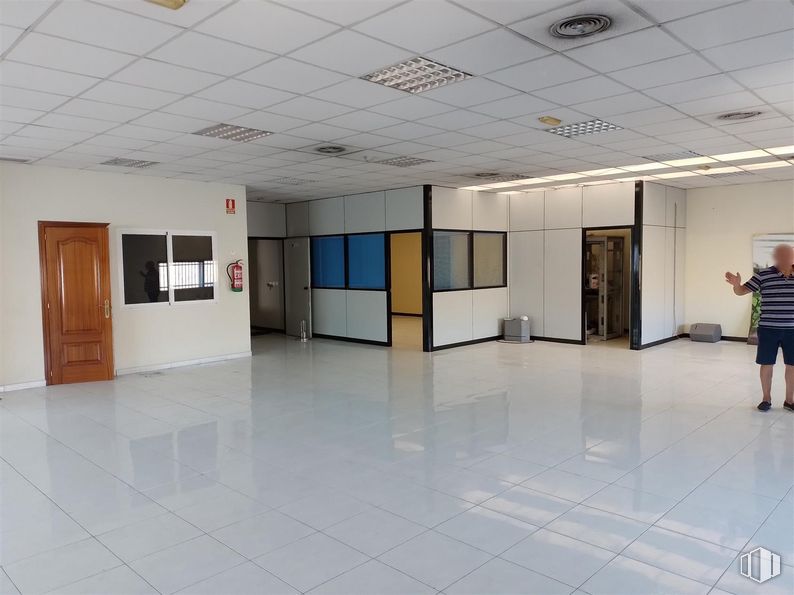 Oficina en alquiler en Calle Luis I, Villa de Vallecas, Madrid, 28031 con puerta, ropa, persona, edificio, accesorio, suelo, suelos, vidrio, hall y evento alrededor