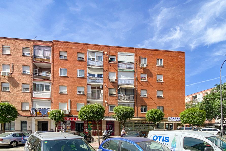 Local en venta en Calle Galicia, Getafe, Madrid, 28903 con coche, edificio, nube, luz de estacionamiento, cielo, planta, vehículo, ventana, propiedad y vehículo de motor alrededor