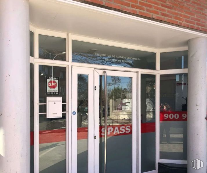 Local en venta en Calle Consenso, 16, Villaverde, Madrid, 28021 con accesorio, puerta, exterior del automóvil, sombra, edificio, ventana, gas, vidrio, fachada y material compuesto alrededor