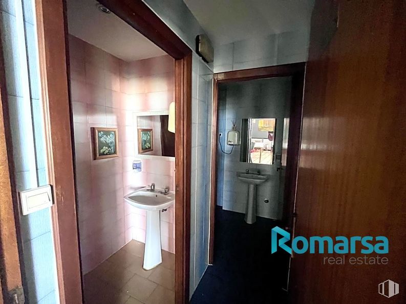 Retail for sale & for rent at Valle de Amblés, Muñogalindo, Ávila, 05530 with sink, mirror, tap, building, plumbing fixture, bathroom, bathroom sink, wood, cabinetry and interior design around