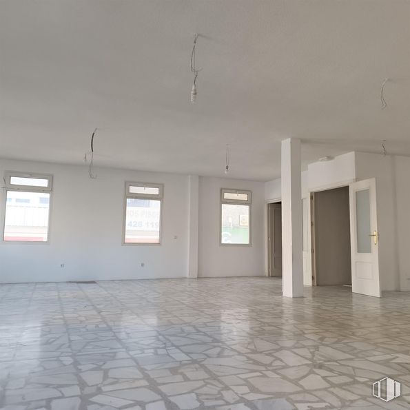 Office for rent at Avenida Constitución, Móstoles, Madrid, 28931 with window, fixture, shade, floor, tile flooring, flooring, composite material, tints and shades, ceiling and building material around