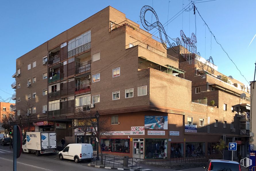 Local en alquiler y venta en Carretera Loeches, 7, Arganda del Rey, Madrid, 28500 con camioneta, edificio, coche, cielo, vehículo terrestre, ventana, rueda, neumático, vehículo y diseño urbano alrededor