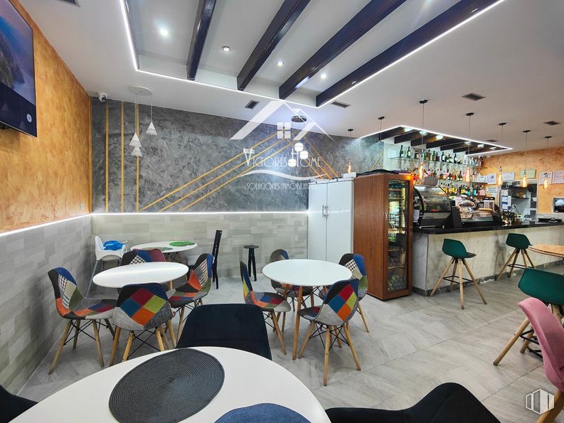 Local en alquiler y venta en Zona Portazgo, Puente de Vallecas, Madrid, 28038 con silla, mesa, mesa de cocina y comedor, mueble, interiorismo, restaurante, cafetería, techo, vidrio y lámpara alrededor