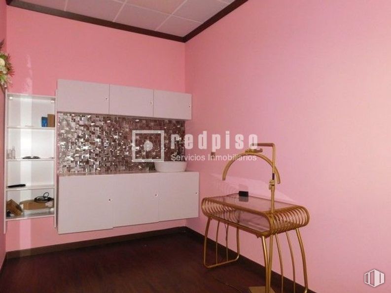 Retail for rent at C.C Perales del Carmen, Calle Groenlandia, 6, Getafe, Madrid, 28909 with table, wall, interior design, flooring, pink, floor, ceiling, furniture, lighting and room around