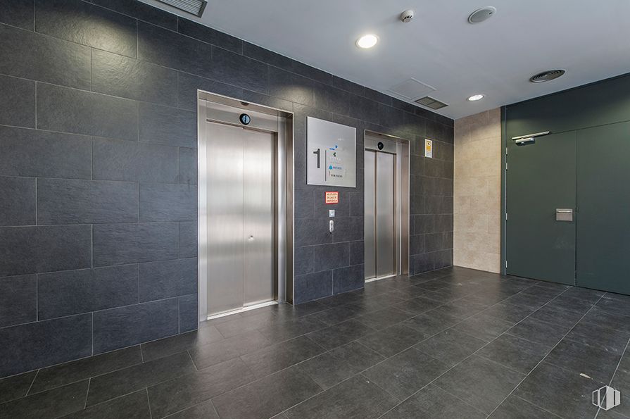 Office for rent at Edificio Data, Calle Sepúlveda, 17, Alcobendas, Madrid, 28100 with door, fixture, floor, building, flooring, composite material, ceiling, glass, space and aluminium around