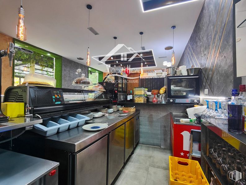 Retail for sale & for rent at Zona Portazgo, Puente de Vallecas, Madrid, 28038 with lighting, interior design, restaurant, food, countertop, glass, light fixture, fast food restaurant, kitchen appliance and retail around