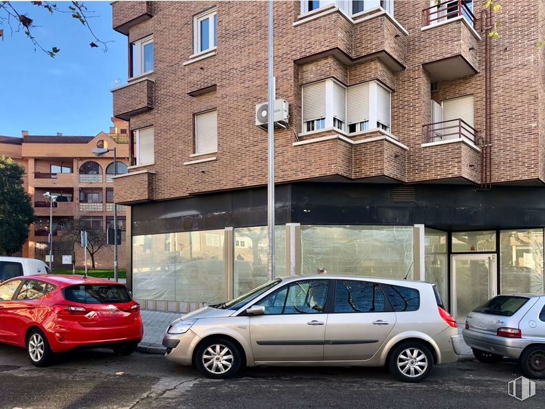 Local en venta en Calle Sacrificio, Majadahonda, Madrid, 28220 con coche, neumático, rueda, vehículo terrestre, vehículo, ventana, edificio, vehículo de motor, arquitectura y diseño automotriz alrededor