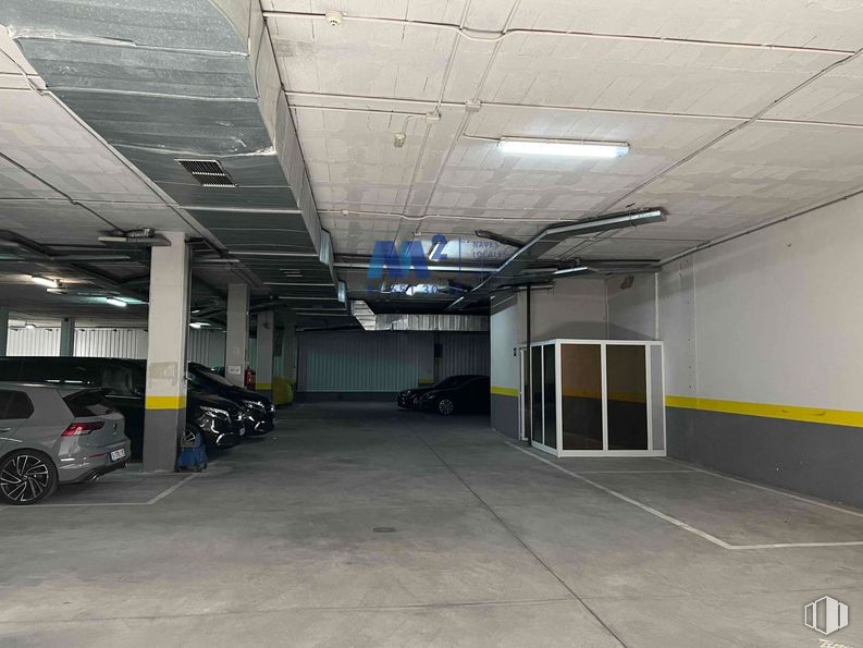 Nave en alquiler y venta en Polígono industrial Alcobendas, Alcobendas, Madrid, 28108 con coche, alumbrado, luz de estacionamiento automotriz, rueda, neumático, vehículo, edificio, piso, neumático automotriz y pavimento alrededor