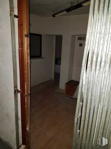 Local en alquiler y venta en Calle Prudencio Álvaro, Ciudad Lineal, Madrid, 28027 con puerta, espejo, accesorio, edificio, madera, suelo, piso, tinte para madera, madera y casa alrededor