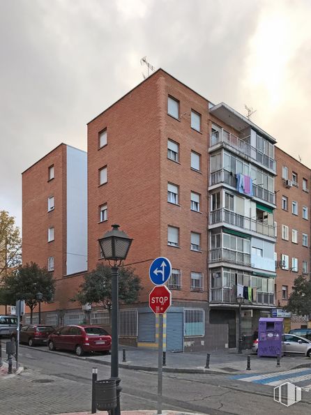 Local en alquiler y venta en Calle Cañada, 8, Alcorcón, Madrid, 28922 con coche, edificio, nube, cielo, propiedad, ventana, luz de la calle, rueda, superficie de la carretera y árbol alrededor