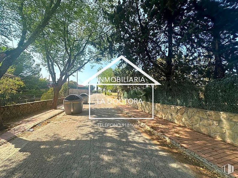 Suelo en venta en Avenida Valencia, Navalcarnero, Madrid, 28600 con contenedor de basura, planta, sombra, superficie de la carretera, asfalto, lote de terreno, árbol, pista, hierba y vía pública alrededor