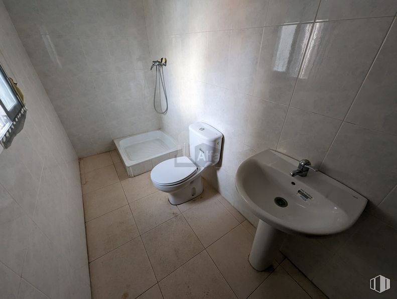 Retail for rent at Calle San Sebastián, Valdetorres de Jarama, Madrid, 28150 with sink, toilet, plumbing fixture, building, tap, bathroom sink, bathroom, interior design, floor and flooring around