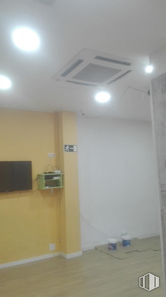 Retail for rent at Calle Zamora, 14, Fuenlabrada, Madrid, 28941 with television, light fixture, lighting, wood, flooring, floor, ceiling, hardwood, electricity and fluorescent lamp around