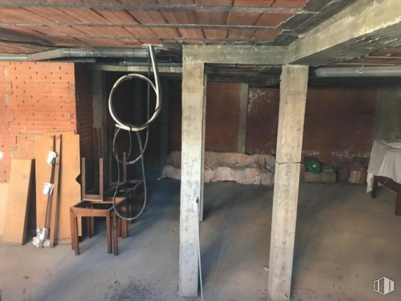 Retail for sale at Calle Coronel Baeza, 83, Toledo, 45004 with furniture, building, wood, house, architecture, wall, floor, flooring, beam and gas around