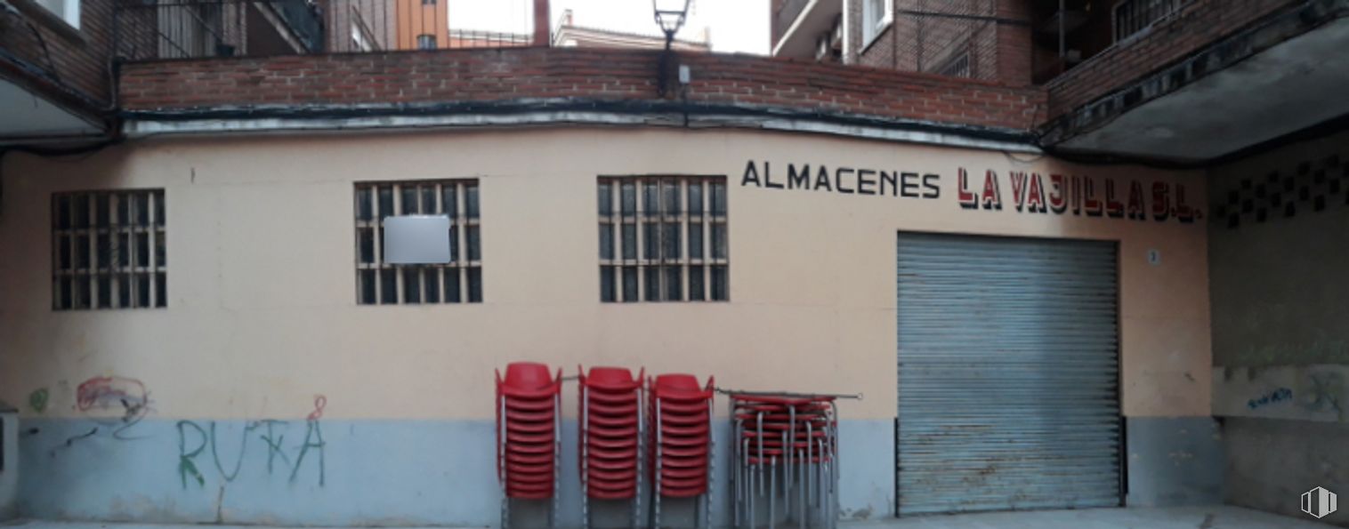 Retail for sale & for rent at Plaza Santa Lucía, 3, Talavera de la Reina, Toledo, 45600 with window, fixture, building, wall, door, gas, facade, wood, roof and composite material around