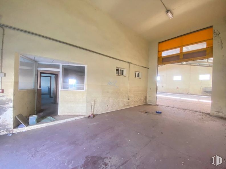 Industrial for sale at Polígono Santa Bárbara, Toledo, 45006 with window, door, flooring, floor, ceiling, hall, concrete, plaster, paint and daylighting around