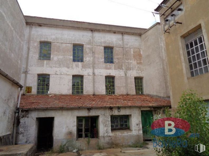 Industrial for sale at Zona Mandayona , Mandayona, Guadalajara, 19294 with window, plant, sky, building, fixture, brick, brickwork, door, neighbourhood and residential area around