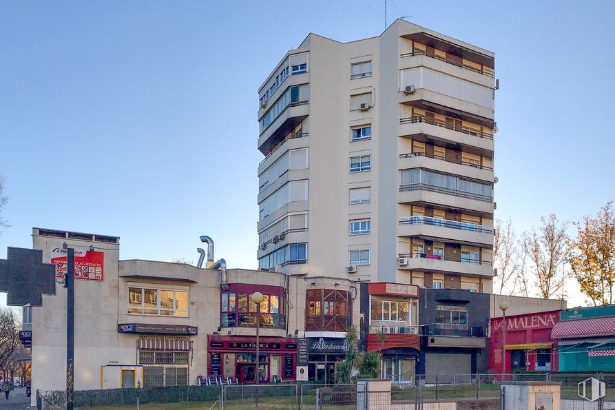 Retail for rent at Carretera Canillas, 144, Hortaleza, Madrid, 28043 with building, window, city, urban area, neighbourhood, town, architecture, apartment, condominium and urban design around