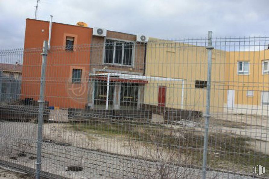 Retail for sale at Zona El Sotillo, La Lastrilla, Segovia, 40196 with window, building, sky, cloud, fence, electricity, wire fencing, composite material, brickwork and mesh around