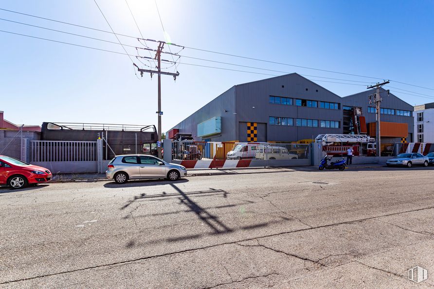 Industrial for sale at Calle Ramón y Cajal, Leganés, Madrid, 28914 with car, building, automotive parking light, sky, wheel, tire, vehicle, road surface, asphalt and motor vehicle around