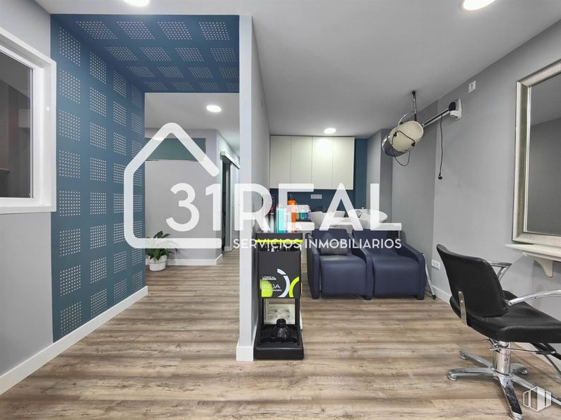 Retail for rent at Zona Peñagrande, Fuencarral - El Pardo, Madrid, 28035 with couch, chair, lighting, mirror, flooring, living room, floor, hall, picture frame and building around