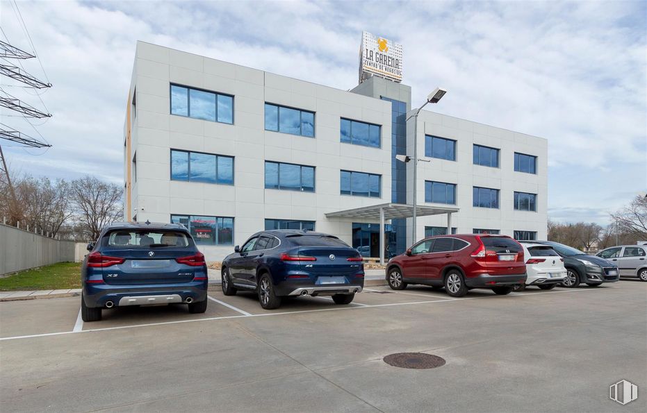 Office for sale at Polígono Industrial Mapfre, Alcalá de Henares, Madrid, 28806 with car, window, building, automotive parking light, sky, wheel, cloud, land vehicle, vehicle and tire around