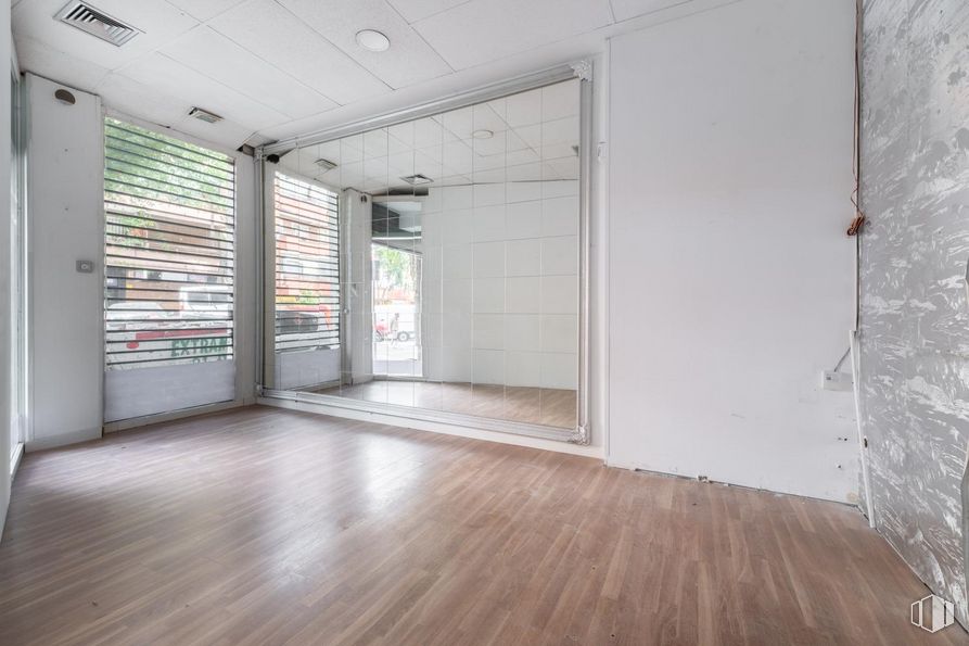 Local en alquiler y venta en Calle Emilio Ferrari, Ciudad Lineal, Madrid, 28017 con madera, accesorio, hall, suelo, suelos, material compuesto, material de construcción, puerta, madera dura y techo alrededor