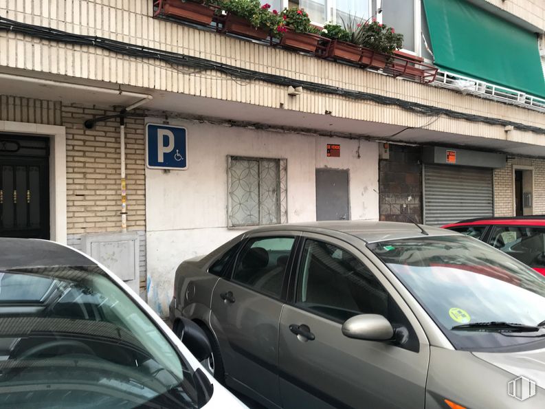 Local en venta en Calle Leganés, 20 - 22, Parla, Madrid, 28980 con coche, rueda, luz de estacionamiento automotriz, vehículo terrestre, vehículo, ventana, iluminación automotriz, neumático, campana y vehículo de motor alrededor