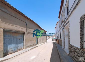 Nave en venta en Calle Padre Felipe López de Alarcóna, 3, Los Hinojosos, Cuenca, 16417 con puerta, casa, señal de tráfico, edificio, cielo, ventana, superficie de la carretera, asfalto, madera y callejón alrededor