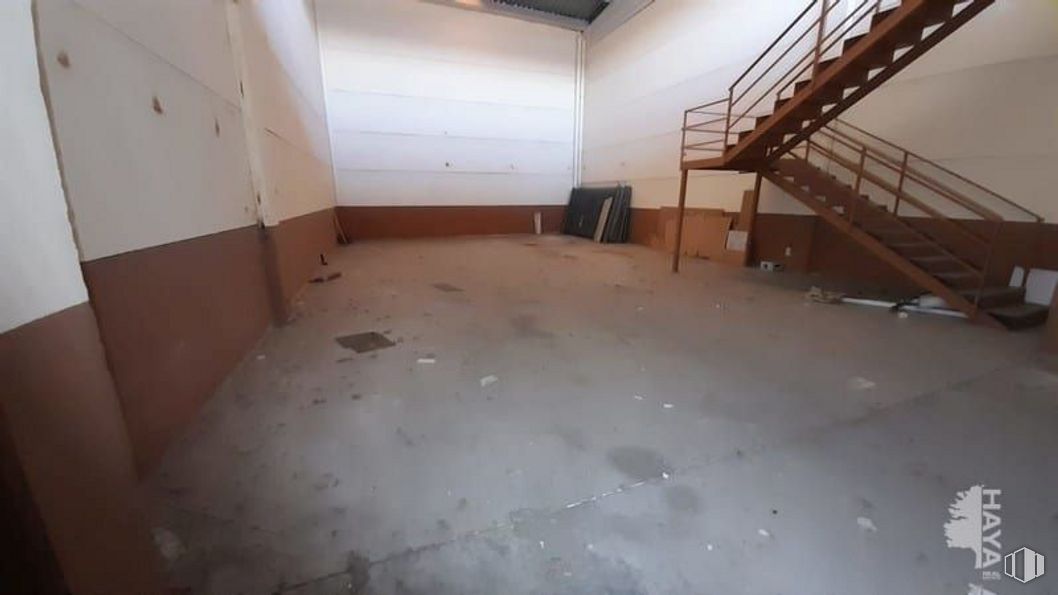 Industrial for sale at Polígono Borreguno Camporrosso, Ciempozuelos, Madrid, 28350 with fixture, wood, flooring, floor, house, composite material, building material, stairs, building and hall around