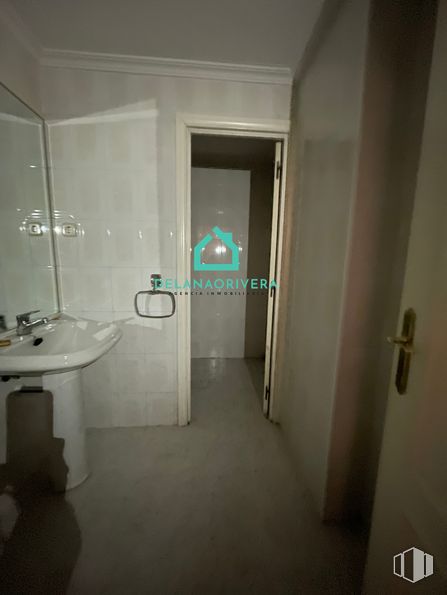 Local en alquiler en Calle Cantos, 8, Galapagar, Madrid, 28260 con fregadero, espejo, grifo, accesorio de fontanería, lavabo de baño, edificio, baño, fluido, accesorio y puerta alrededor