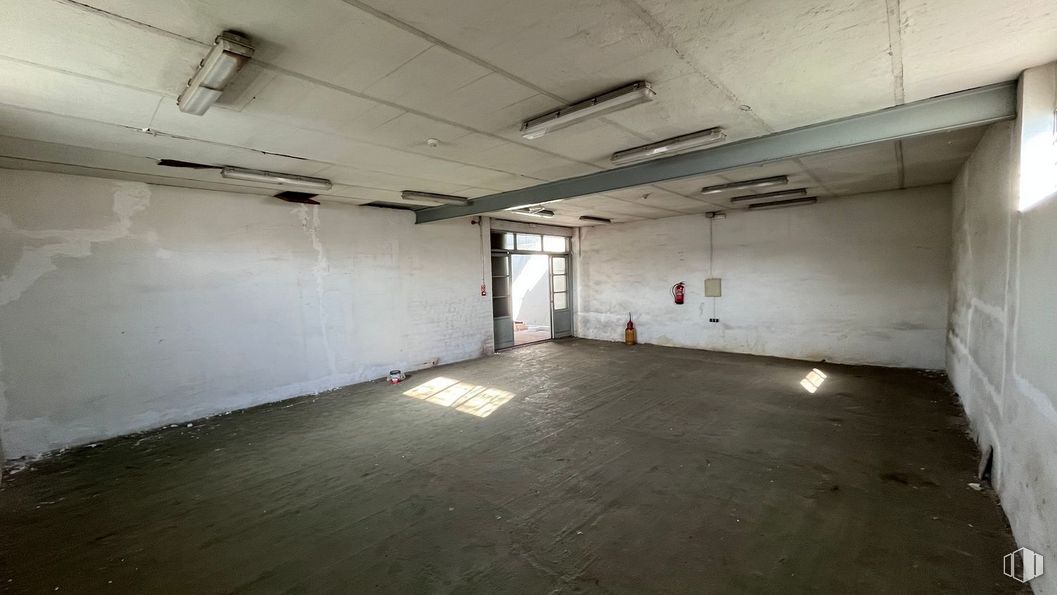 Nave en alquiler en Calle Diciembre, San Blas - Canillejas, Madrid, 28022 con ventana, edificio, accesorio, pavimentos, piso, pasillo, techo, material compuesto, hormigón y madera alrededor