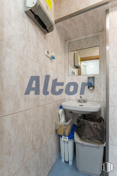 Local en venta en Calle Melchor Cano, Moncloa - Aravaca, Madrid, 28008 con fregadero, accesorios de fontanería, cuarto de baño, edificio, inodoro, accesorio, suelo, pared, suelos y fontanería alrededor