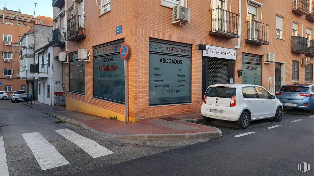 Retail for rent at Calle Pozuelo, Fuenlabrada, Madrid, 28945 with car, wheel, tire, property, window, building, plant, vehicle, infrastructure and vehicle registration plate around