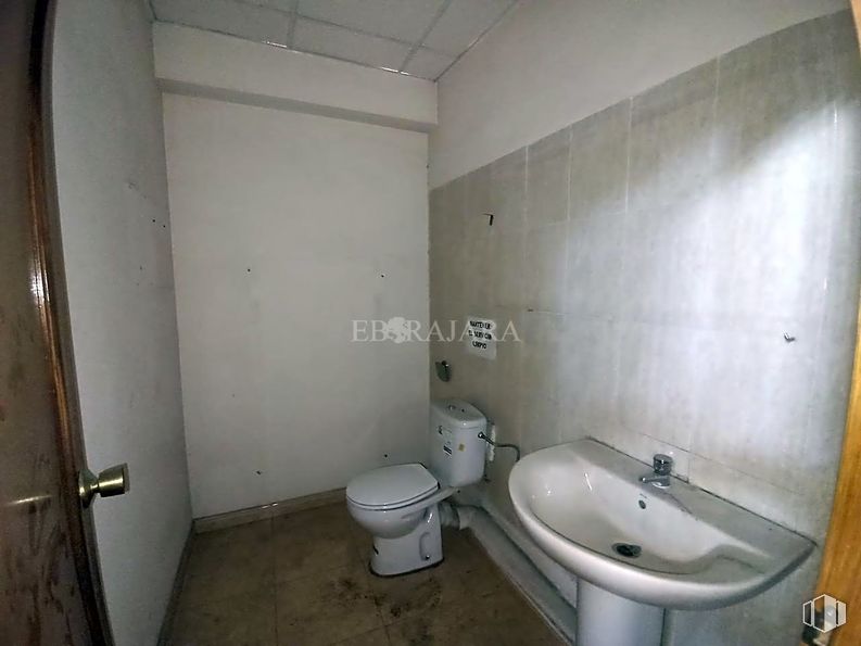 Retail for rent at Calle Calera, Talavera de la Reina, Toledo, 45600 with toilet, sink, building, plumbing fixture, property, tap, bathroom, fixture, floor and toilet seat around