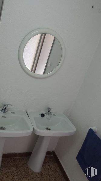 Nave en venta en Calle Río Alberche, 1, Humanes de Madrid, Madrid, 28970 con fregadero, espejo, grifo, propiedad, lavabo de baño, accesorio de fontanería, baño, accesorio, morado y diseño de interiores alrededor