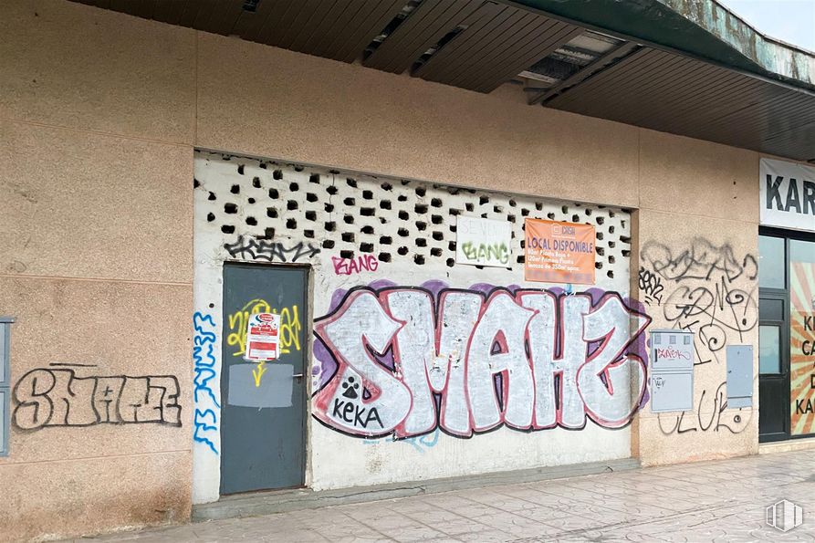 Local en alquiler y venta en Avenida Levante, Rivas-Vaciamadrid, Madrid, 28529 con escritura, arquitectura, graffiti, ladrillo, fuente, arte, albañilería, pared, pintura y edificio alrededor