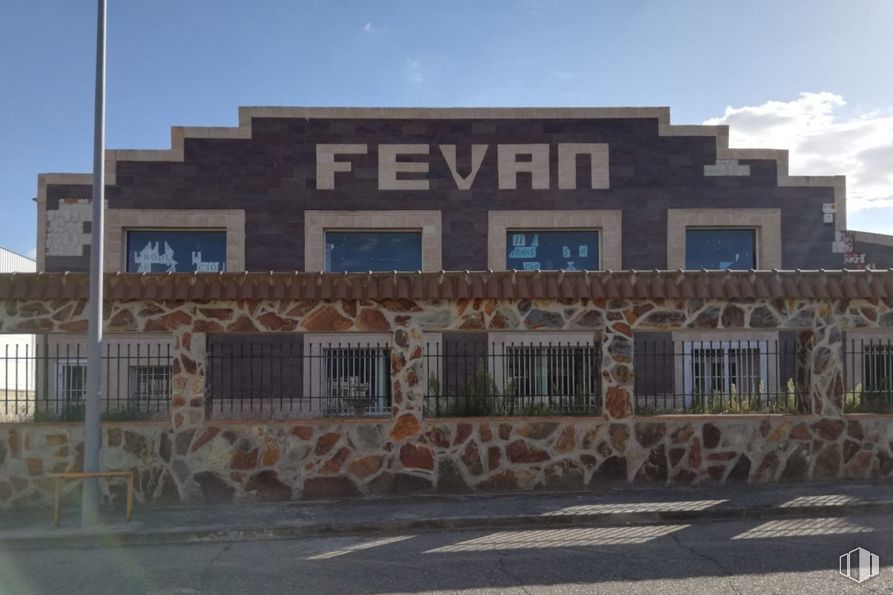 Industrial for sale at Calle Valdoli, Torrijos, Toledo, 45500 with building, window, sky, cloud, art, tree, residential area, house, graffiti and facade around