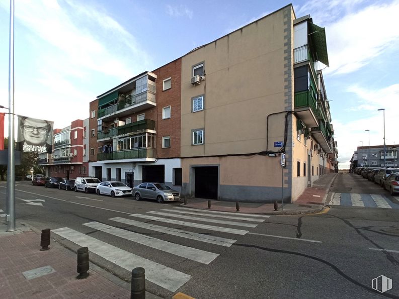 Local en venta en Avenida Libertad, Leganés, Madrid, 28917 con edificio, coche, cielo, nube, ventana, superficie de carretera, asfalto, diseño urbano, barrio y rueda alrededor