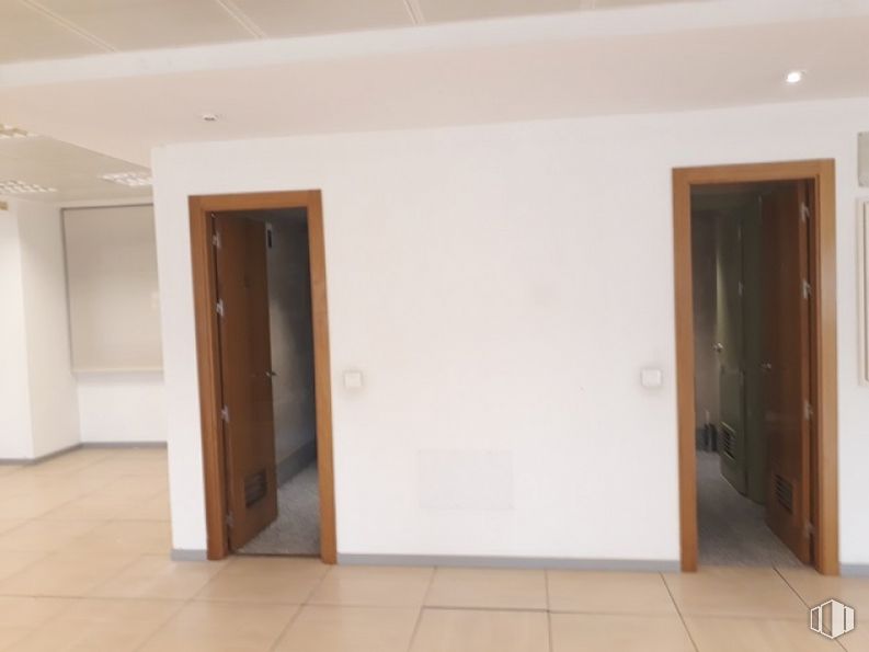 Oficina en alquiler en Calle Orense, 70, Tetuán, Madrid, 28020 con puerta, accesorio, pasillo, madera, exterior automotriz, piso, suelo, tinte para madera, puerta de casa y madera alrededor