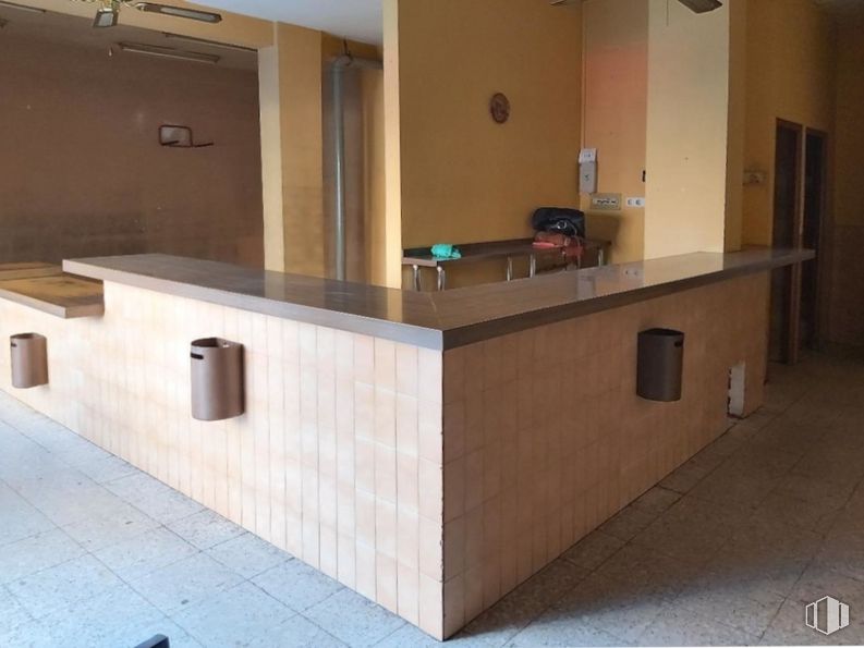 Retail for sale at Calle Puerto Serrano, 3, Arganzuela, Madrid, 28045 with cabinetry, countertop, property, wood, interior design, flooring, floor, table, wall and wood stain around