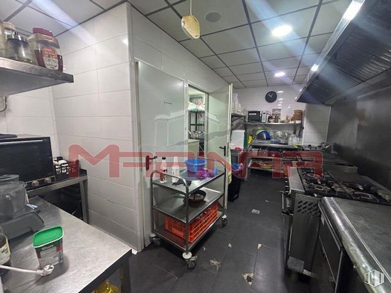 Retail for rent at Zona centro, Seseña, Toledo, 45223 with automotive design, interior design, flooring, engineering, machine, space, ceiling, room, building and shelf around