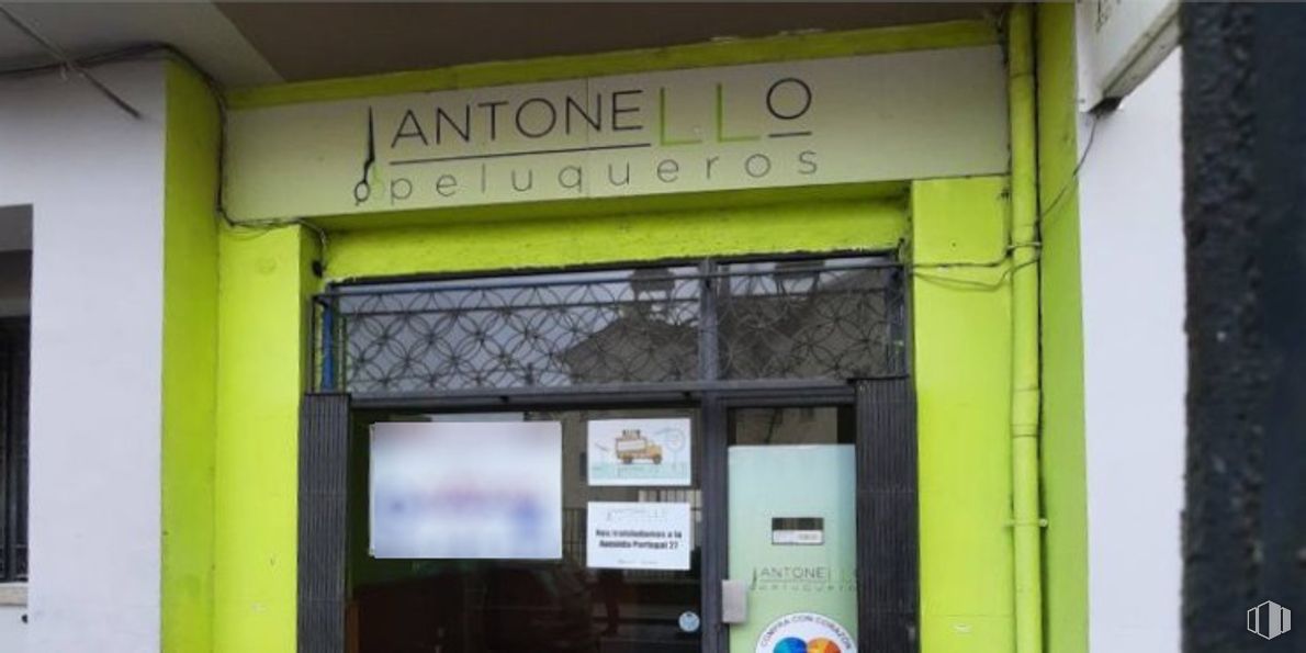 Retail for rent at Centro urbano, Ávila, 05001 with fixture, font, facade, door, wood, signage, rectangle, building and number around