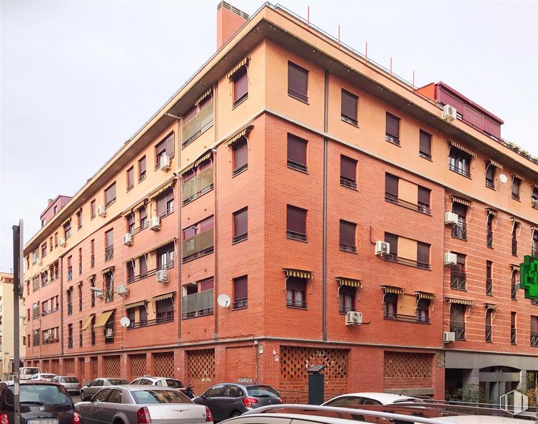 Retail for rent at Avenida Asturias, 57, Tetuán, Madrid, 28035 with car, building, sky, land vehicle, automotive parking light, wheel, property, window, tire and vehicle around