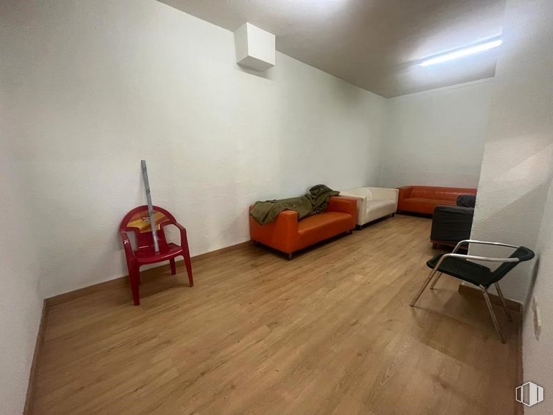 Local en venta en Calle Nazario Calonge, San Fernando de Henares, Madrid, 28830 con sofá, silla, loveseat, mueble, madera, confort, suelos, suelo, sala de estar y casa alrededor