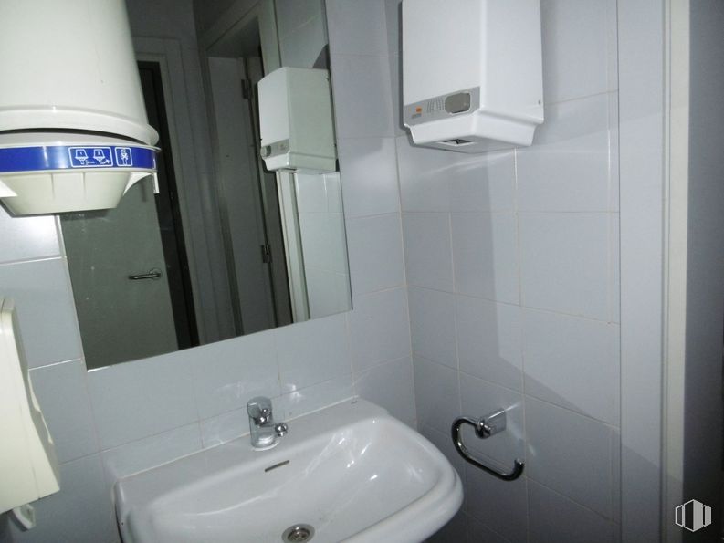 Retail for sale at Calle Bravo Murillo, 23, Chamberí, Madrid, 28015 with sink, mirror, tap, plumbing fixture, bathroom sink, bathroom, interior design, architecture, plumbing and line around