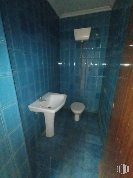 Retail for sale at Casco antiguo, Quintanar del Rey, Cuenca, 16220 with sink, tap, plumbing fixture, toilet, azure, bathroom, building, purple, interior design and fluid around