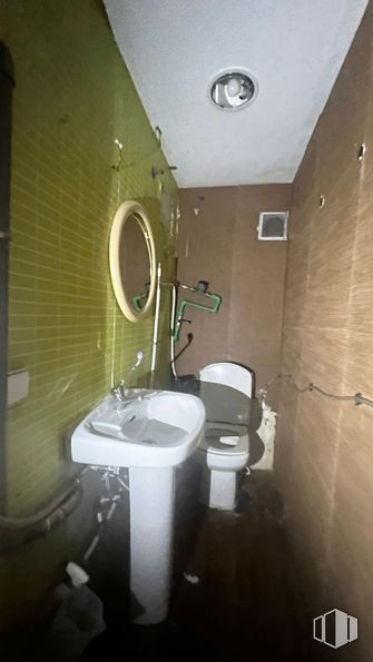 Retail for sale at Calle Cea Bermúdez, 10, Chamberí, Madrid, 28003 with toilet, mirror, sink, bathroom sink, plumbing fixture, tap, bathroom, interior design, building and wall around