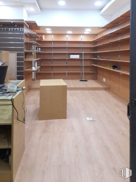 Local en alquiler y venta en Centro Comercial Zoco, Calle Santa Teresa, 1, Arganda del Rey, Madrid, 28500 con mesa, ebanistería, estante, madera, estantería, estantería, pavimento, piso, tinte para madera y madera alrededor