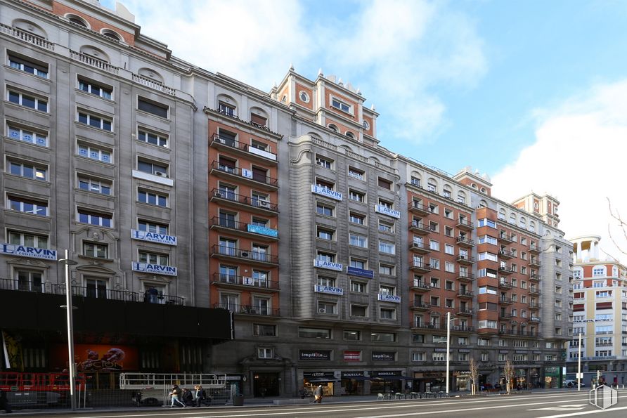 Office for rent at Calle Gran Vía, 57, Centro, Madrid, 28013 with building, sky, cloud, window, tower block, urban design, condominium, neighbourhood, residential area and facade around